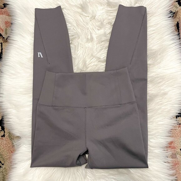 Vuori Evolve leggings in Smoke New! - Picture 3 of 11